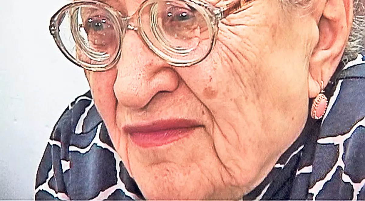 Aproape oarbă, cântăreaţa Ileana Constantinescu nu mai poate ieşi din casă