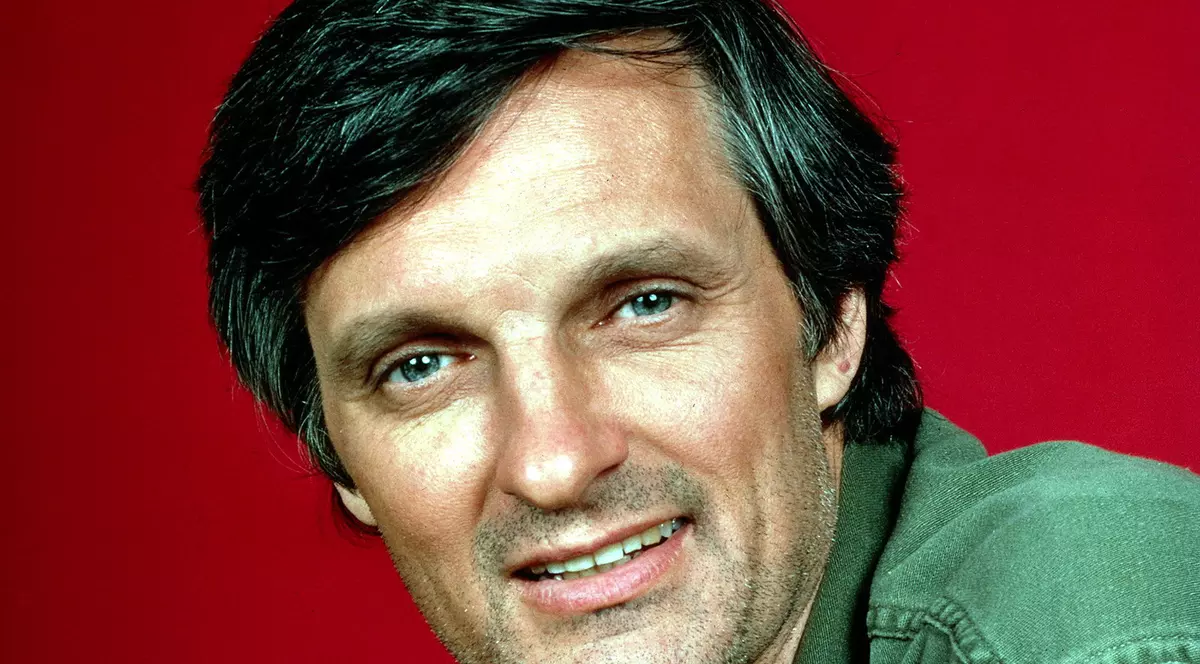 Nu ai cum să nu-ţi aminteşti de Hawkeye Pierce din M.A.S.H.! Vezi cum arată actorul Alan Alda ACUM, la 77 de ani! FOTO