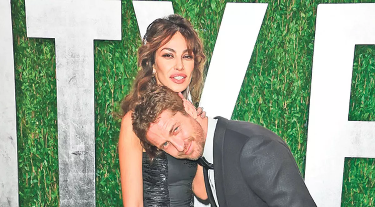 Ce mult se iubesc! Mădălina Ghenea şi Gerard Butler s-au jucat pe covorul roşu la petrecerea Vanity Fair