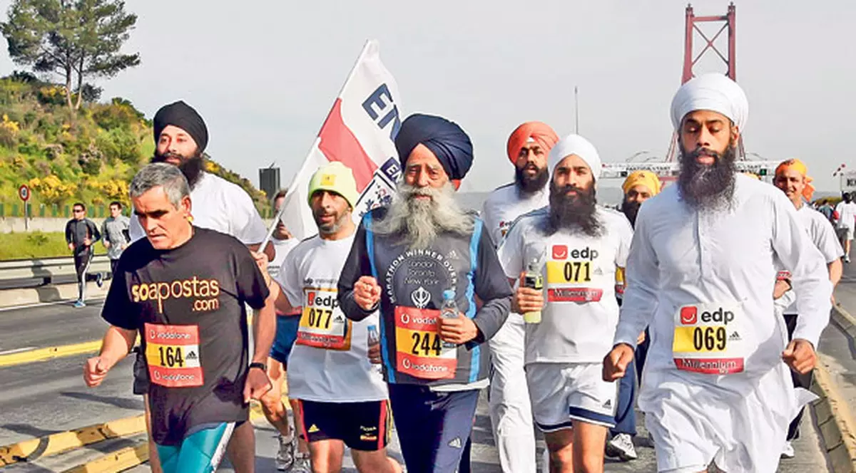 INCREDIBIL! Cel mai bătrân maratonist din lume, britanicul Fauja Singh, spune adio celei mai dure probe atletice la 101 ani!