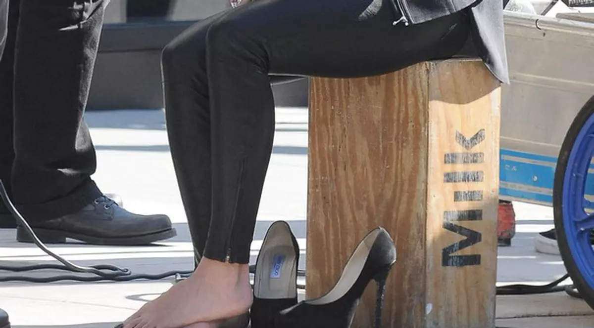 Cei 40 de ani îşi SPUN CUVÂNTUL! Un CELEBRU MANECHIN nu rezistă prea mult PE TOCURI! FOTO