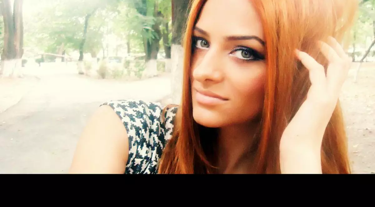 A fost COMPARATĂ mereu cu Bianca Drăguşanu, însă NATURALEŢEA ei i-a adus un CONTRACT EXTREM DE RÂVNIT cu Versace! FOTO