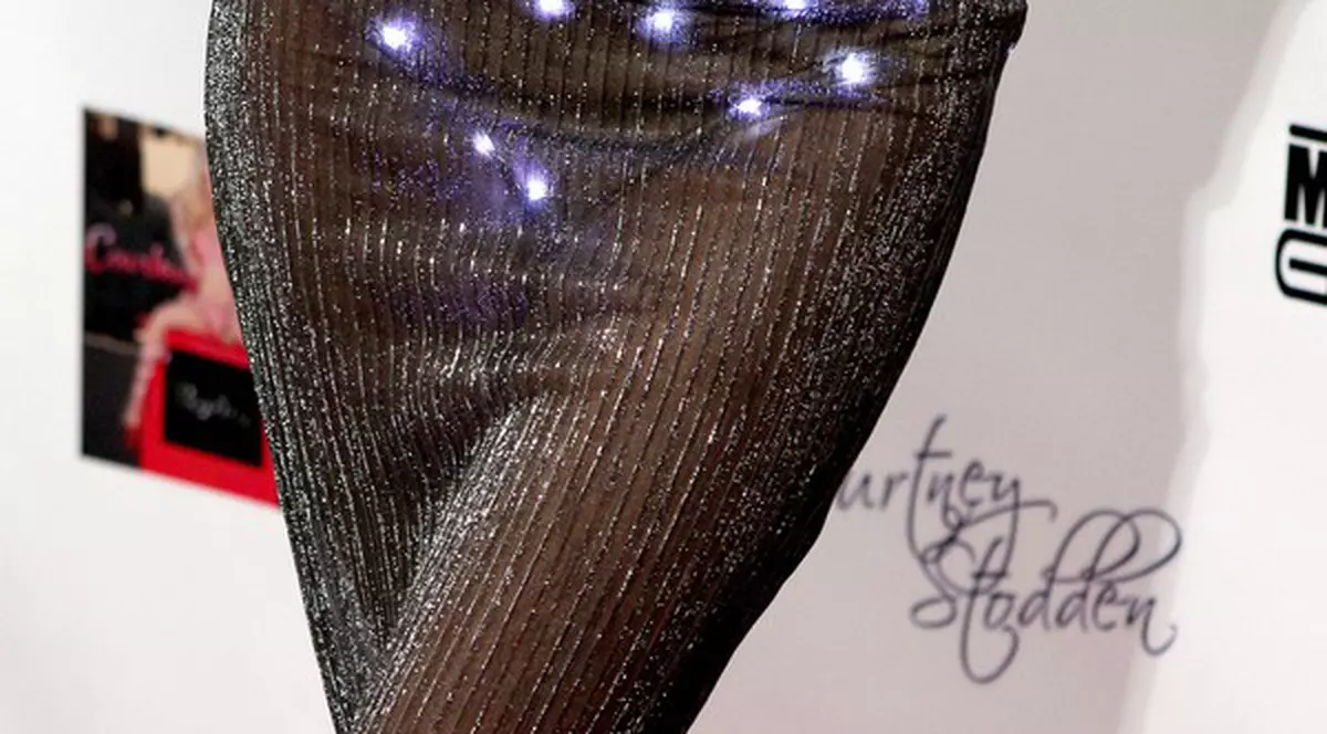 Apariţiile ei frizează PENIBILUL! Vezi ce vedetă a apărut pe covorul roşu cu LENJERIE CU BECULEŢE! FOTO