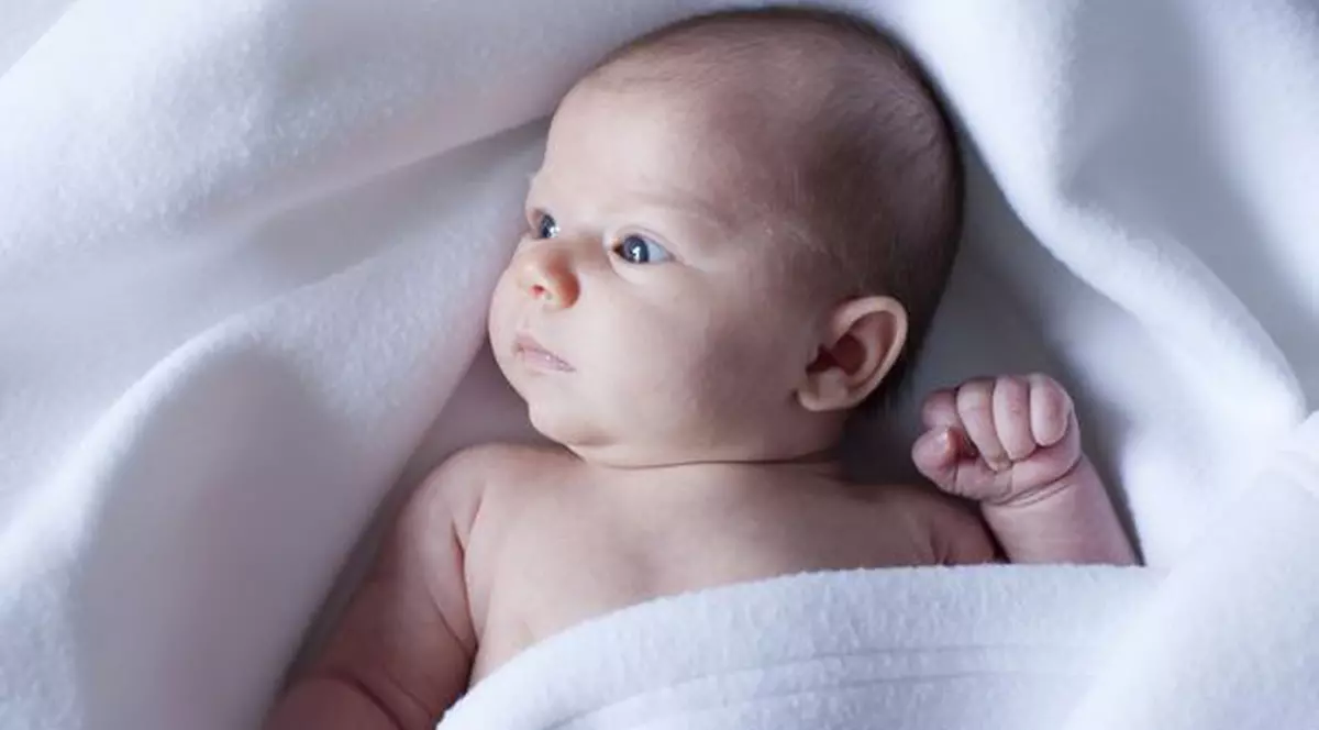 ULUITOR! Gestul unui bebeluș, la cinci secunde după naștere! Imaginea care a strâns zeci de mii de like-uri