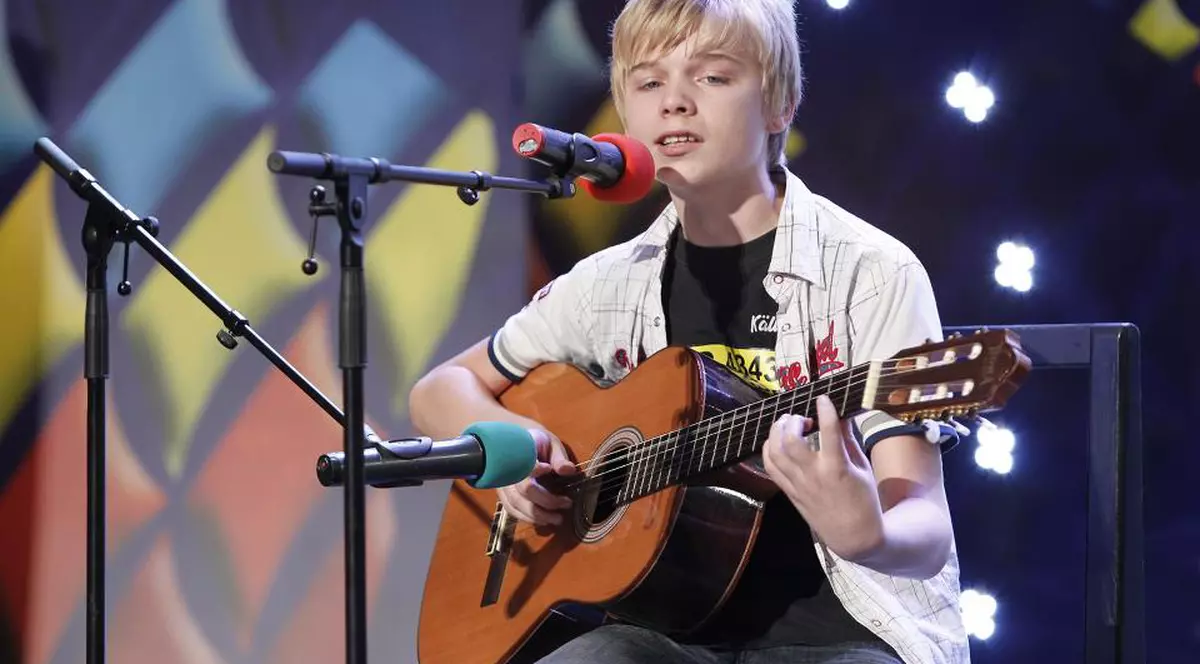 Cu o chitară, un puști a FĂCUT o sală întreagă SĂ PLÂNGĂ! Piesa interpretată  la ”Românii au talent” a fost compusă de tatăl lui plecat în Afganistan! FOTO