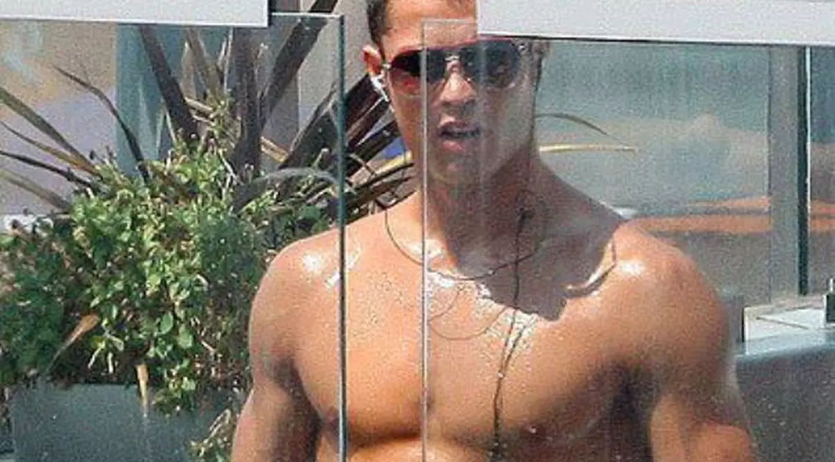 Ronaldo are în mijlocul casei un portret cu el GOL PUŞCĂ! Vezi cum a acoperit "RUŞINICA"!