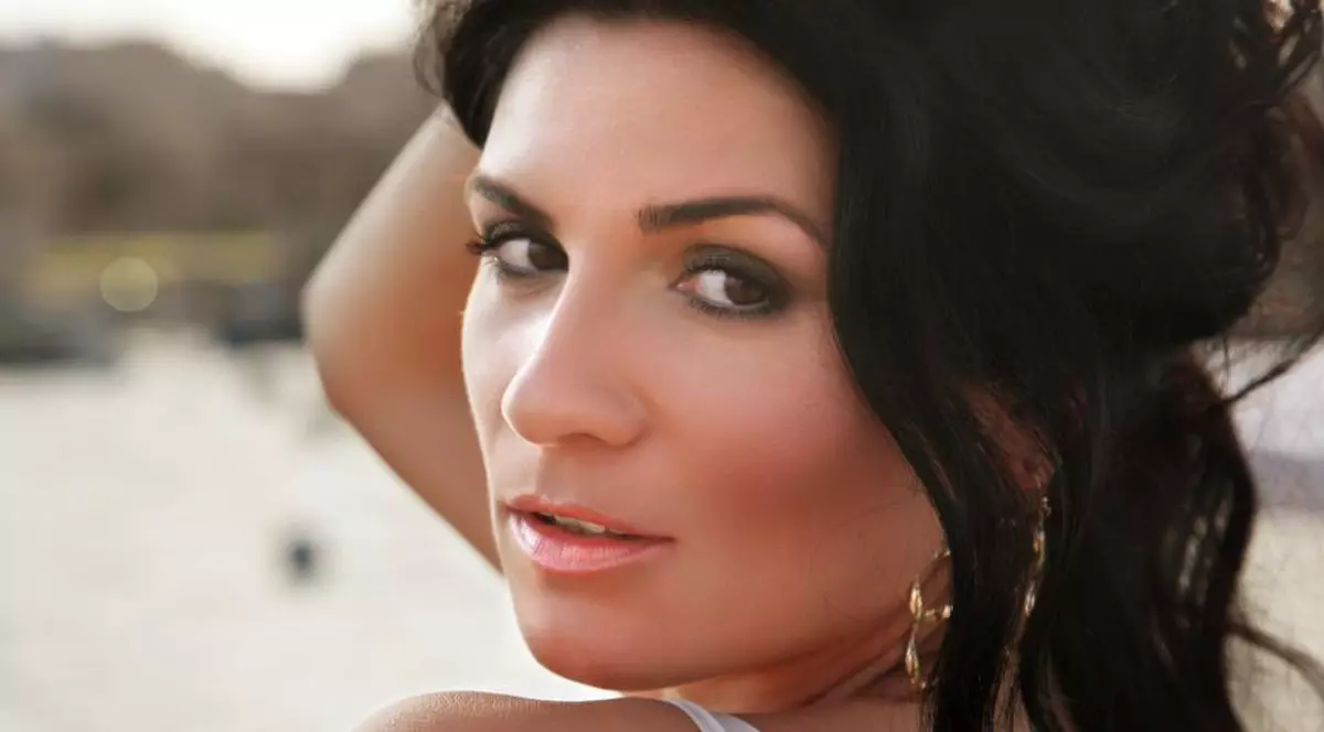 Află ritualul zilnic de frumuseţe al artistei Ellie White