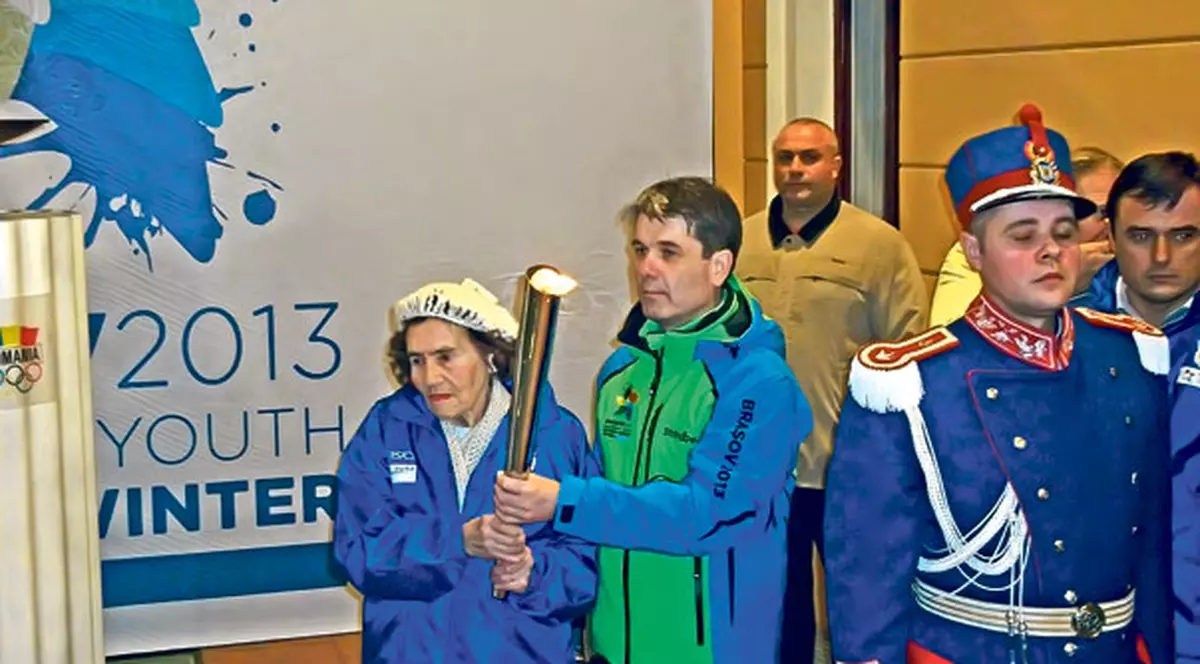 La 94 de ani, a aprins torţa olimpică