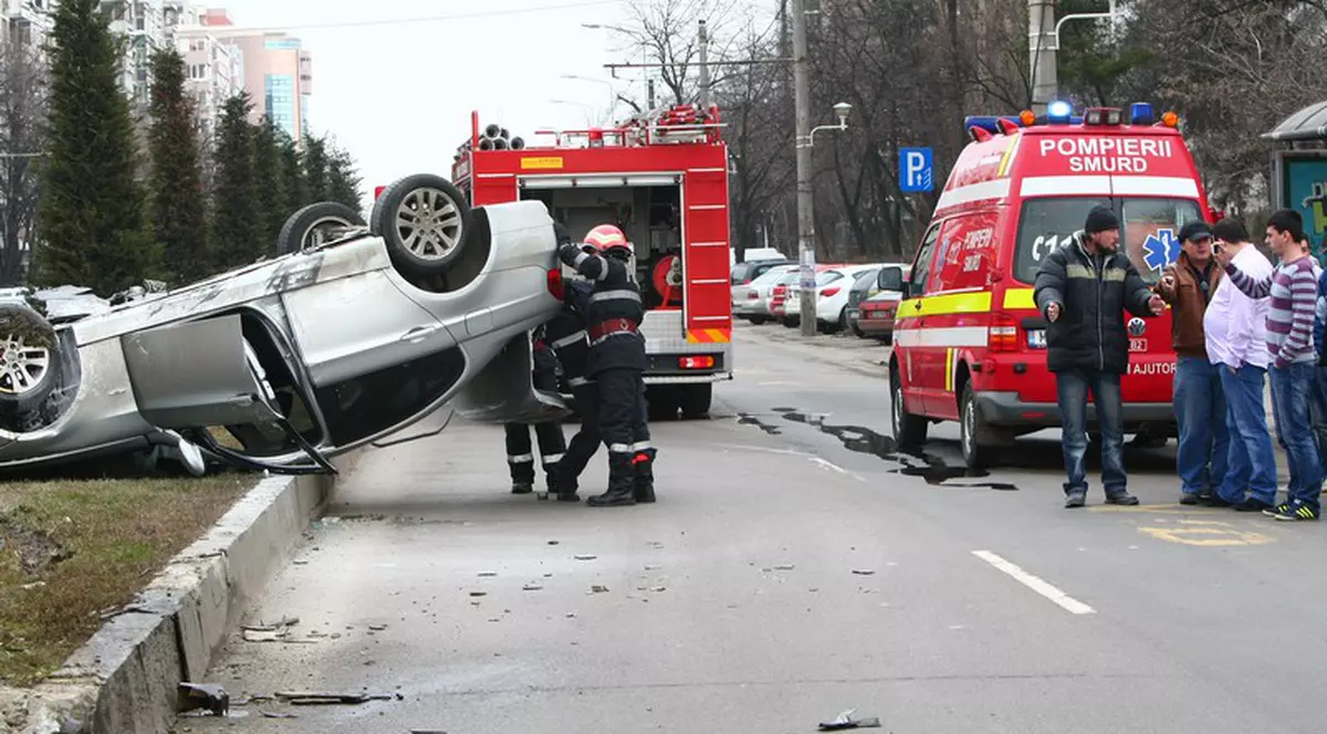 Un BMW a fost făcut praf în centrul Capitalei! | FOTO