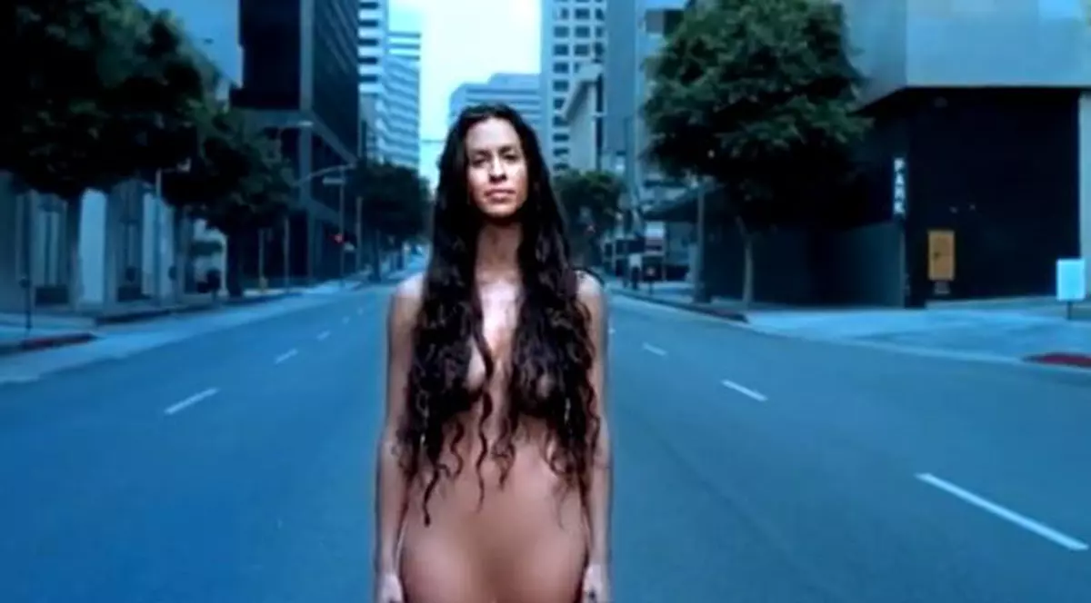 Îți mai amintești de Alanis Morissette? Cântăreața este greu de recunoscut la 38 de ani - FOTO