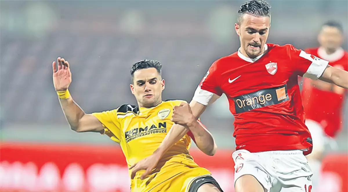 Lăsaţi de izbelişte! Jucătorii lui Dinamo se plâng că şefii nu-i bagă în seamă