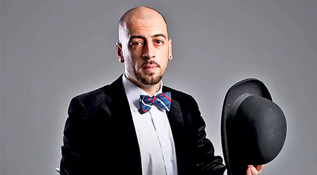 În copilărie, CRBL a avut probleme la orele de DANS din cauza colegilor