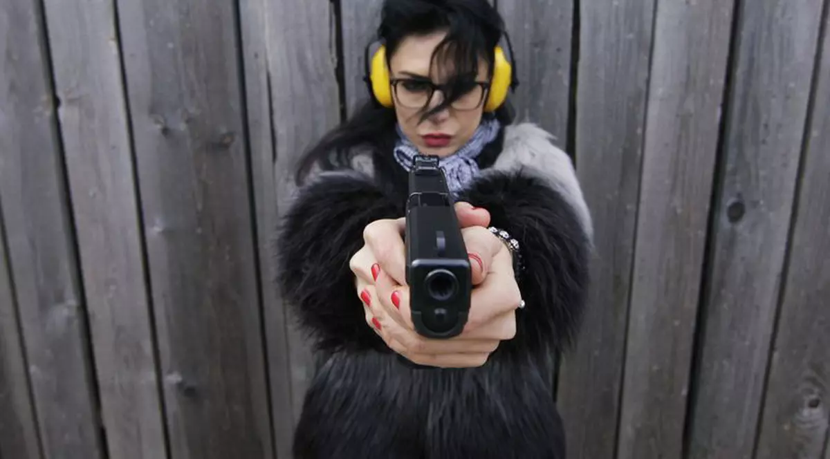 DJ Wanda, pe urmele Angelinei Jolie: a învăţat să tragă cu pistolul! | FOTO