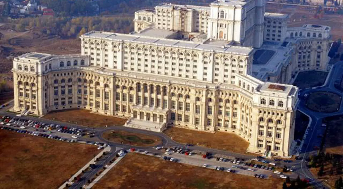 Director la Parlament, judecat pentru că a intermediat o şpagă de 225.000 de euro!