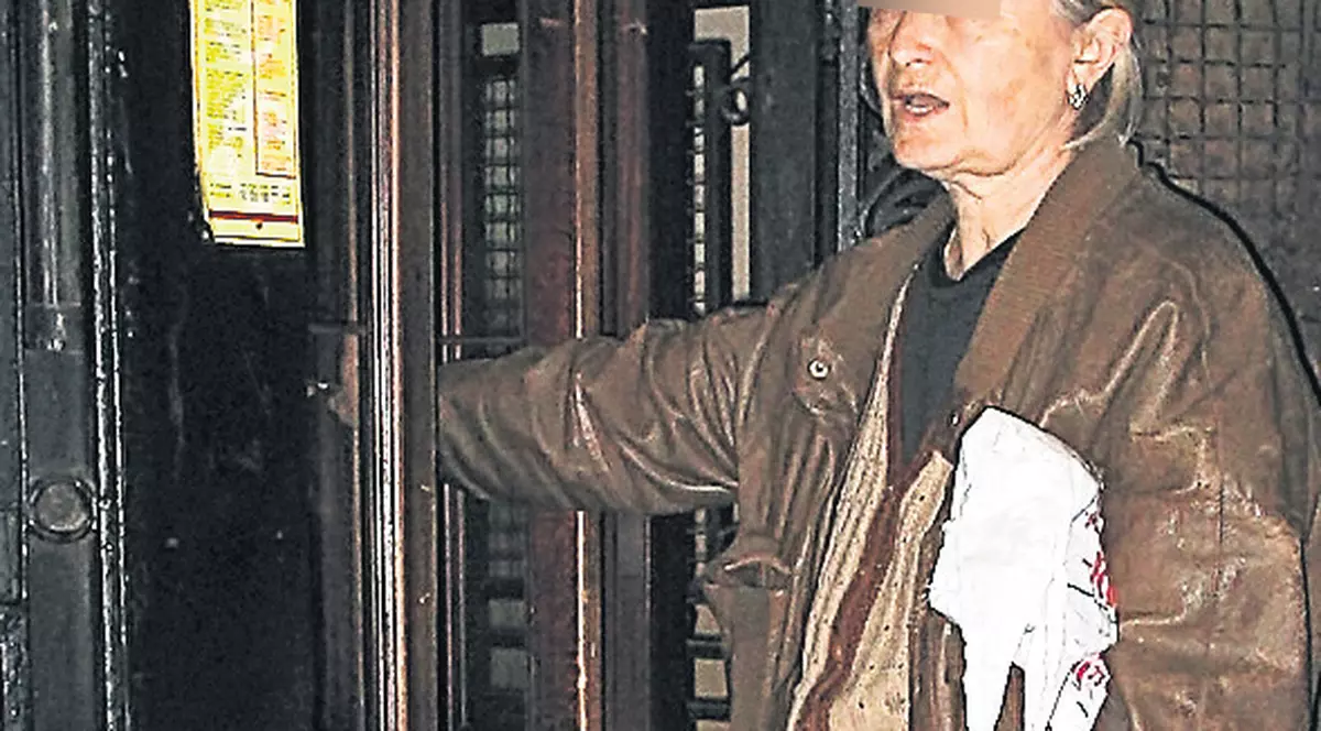 Frate şi soră de 13 şi 14 ani au fugit cu cerceii unei pensionare