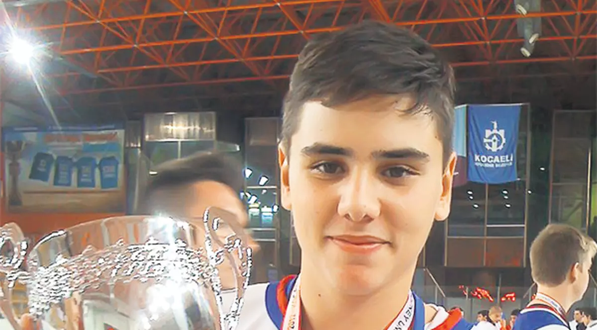 Dana, mama lui Cosmin Marinescu, hocheistul bătut la Miercurea-Ciuc, în 2011: "S-a împăcat cu agresorii!"