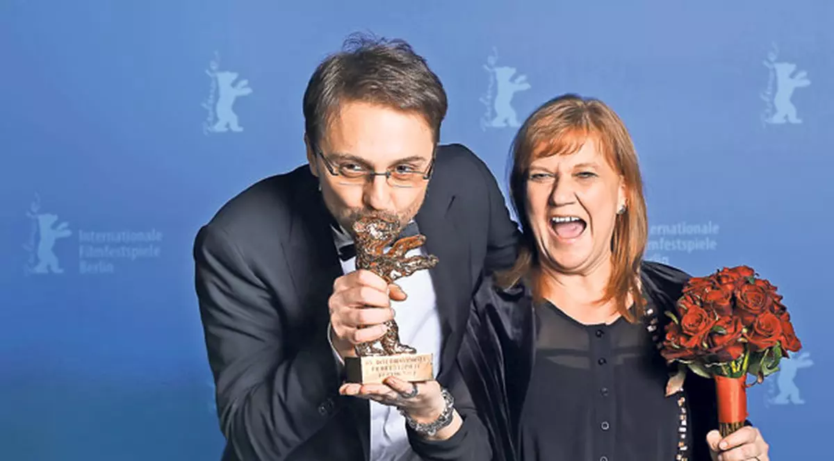 Ei au adus 'Ursul de Aur' în România | Regizorul Călin Peter Netzer şi producătoarea Ada Solomon au făcut istorie în cinematografie, luând trofeul suprem la Berlin