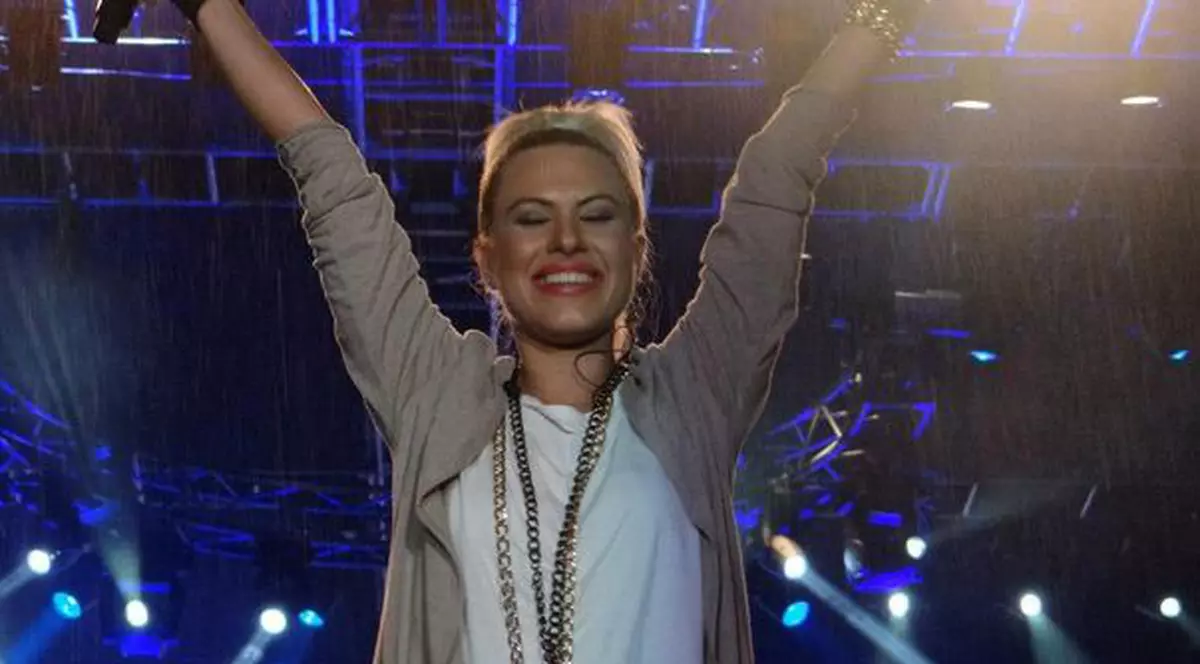 Premieră! Amna, primul artist român care va cânta pe aceeaşi scenă cu Adele, PSY şi Pitbull! 