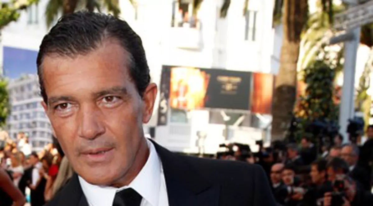 La 52 de ani, Antonio Banderas se menţine în formă cu YOGA. Vezi ce DIETĂ urmează!