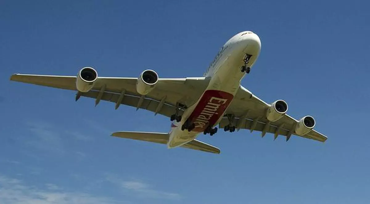 DE NECREZUT! Pasagerii unei curse Emirates au călătorit cu uşa de la avion deschisă după ce aceasta s-a rupt