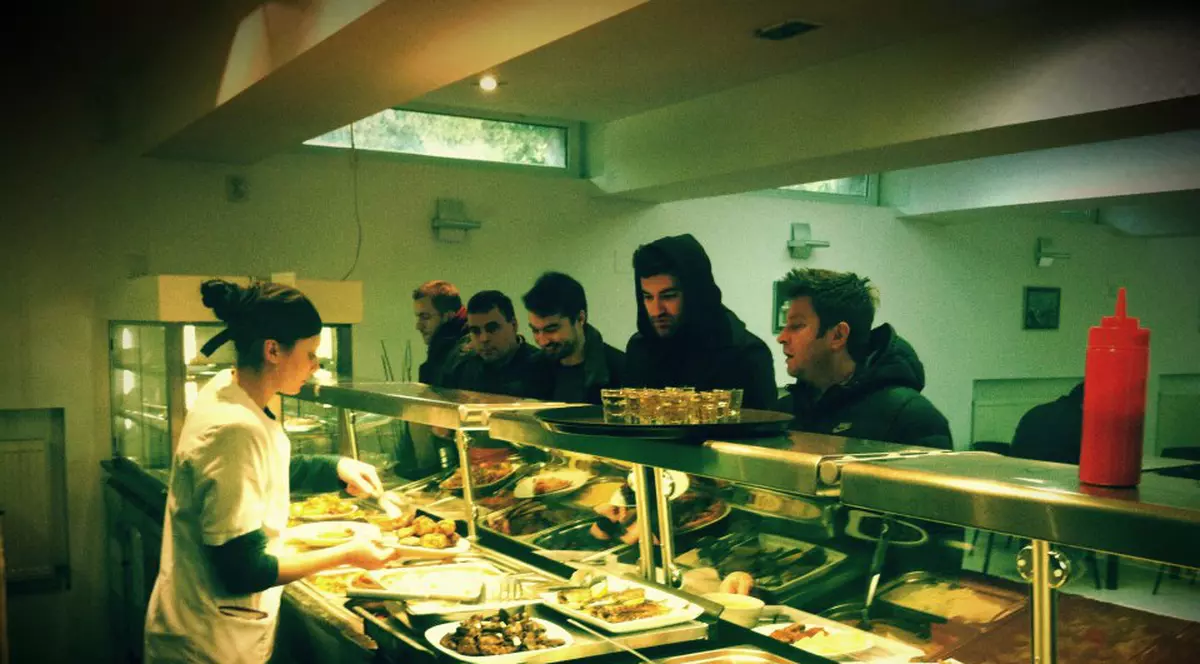 Fără fiţe! Smiley şi Pavel Bartoş mănâncă de la cantină. Uite cum stau la coadă la "împinge tava" | FOTO