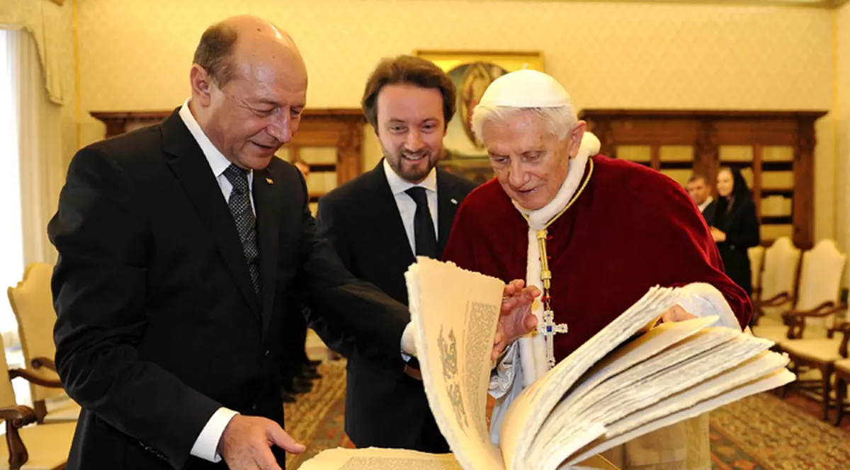 Vezi ce cadou a primit Băse de la Papa Benedict