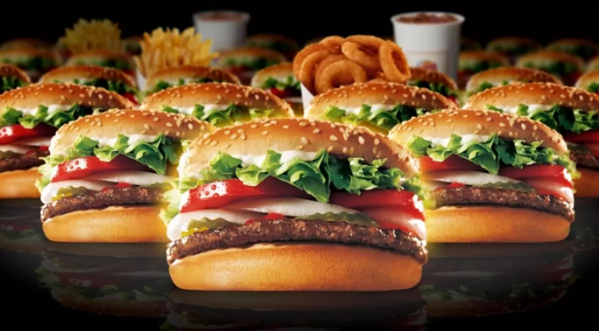 SCANDAL NEMAIPOMENIT! Un celebru lanţ FAST-FOOD a RECUNOSCUT că a vândut BURGERI CU CARNE DE CAL!