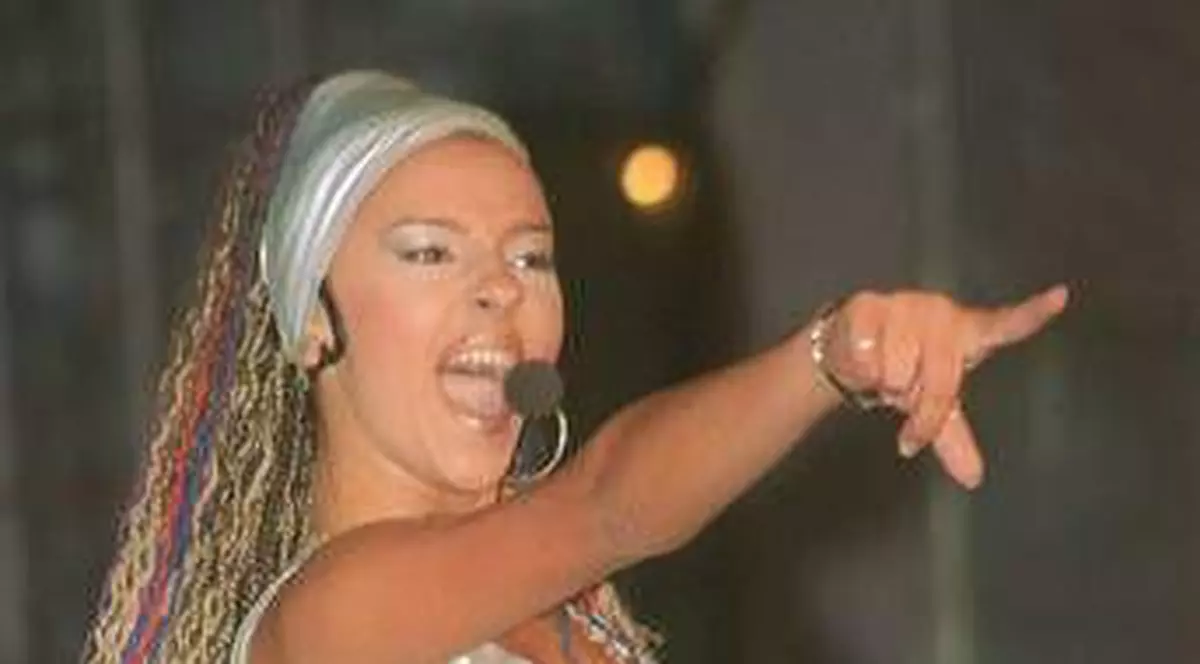 Vedeta asta acum este mămică măritată și cântă solo! Nu o s-o RECUNOȘTI nici dacă îți spunem cine este! FOTO&VIDEO