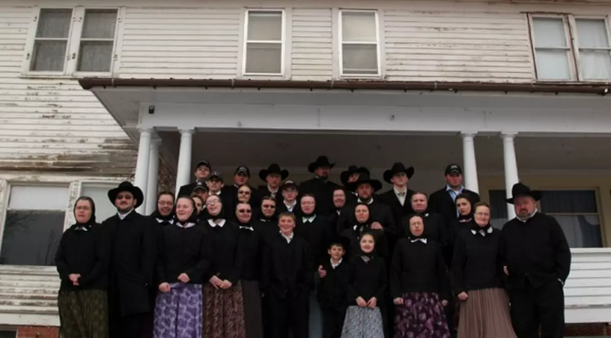 COLONIA HUTERIŢILOR | Oamenii pierduţi în timp, care parcă trăiesc într-o altă lume