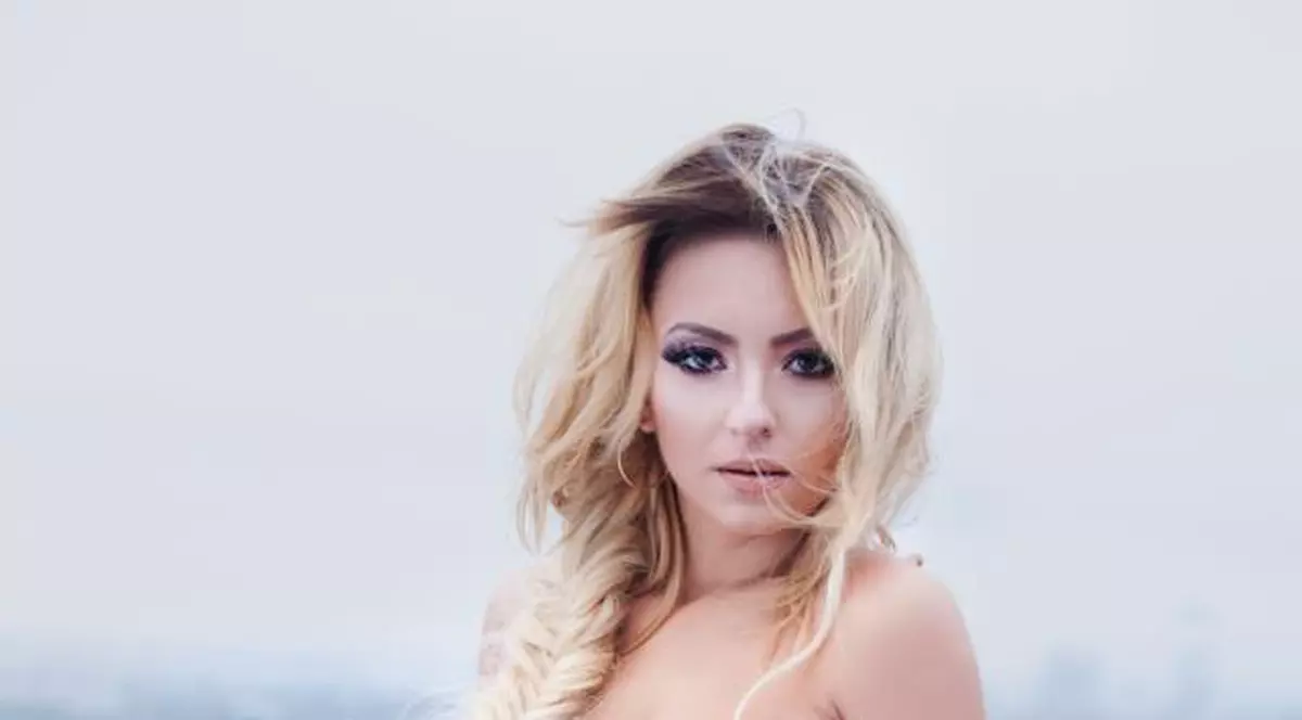 Giulia, schimbare de look radicală! Vezi cum îi stă ROŞCATĂ! Foto în articol