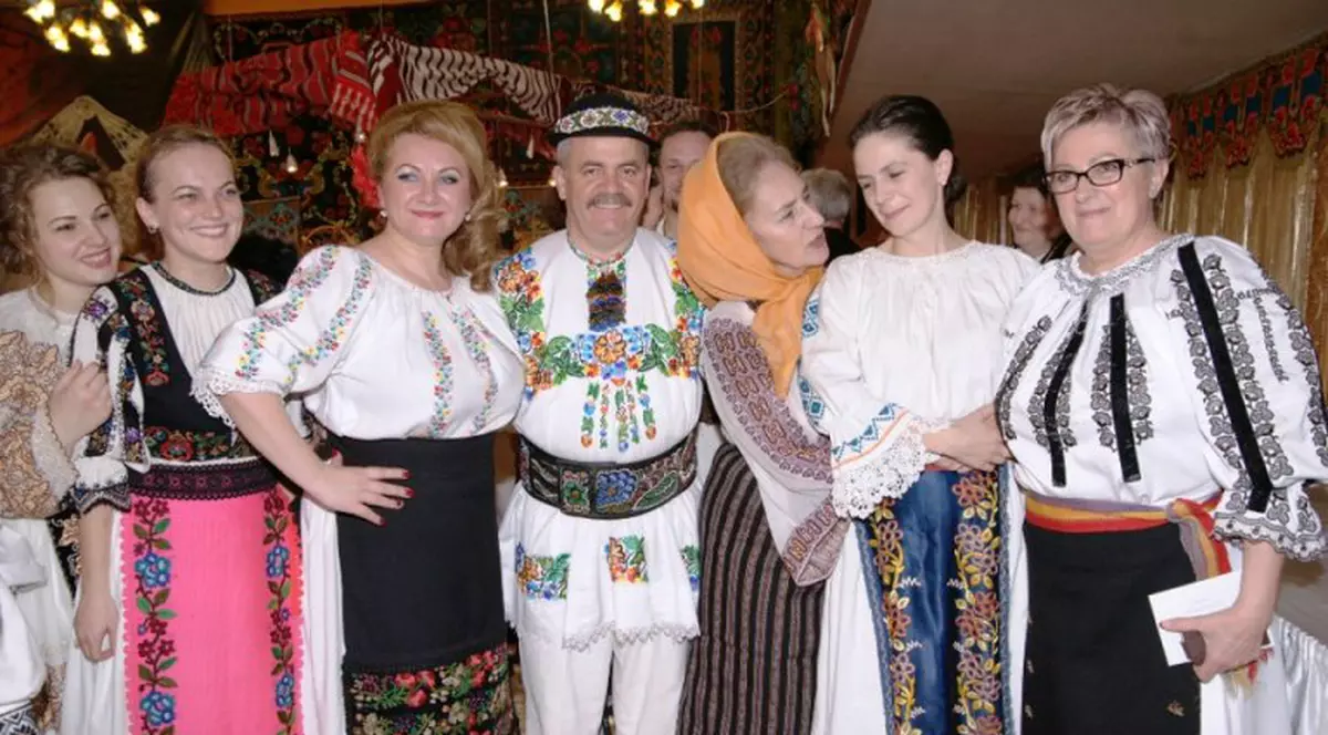 Irina Loghin şi Sofia Vicoveanca i-au cântat deputatului care face viori, Vasile Gliga. Vezi aici cu ce ocazie!