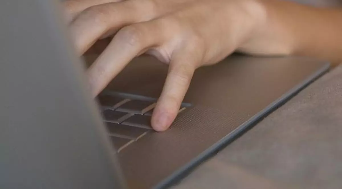 Un HACKER a ȘANTAJAT 350 de femei, OBLIGÂNDU-LE să se DEZBRACE