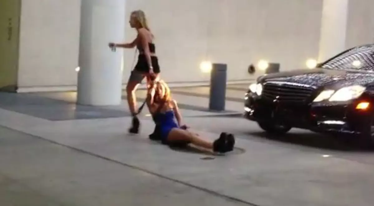 Marea mahmureală! O brunetă beată moartă, târâtă de păr în fața clubului| IMAGINI de TOT RÂSUL