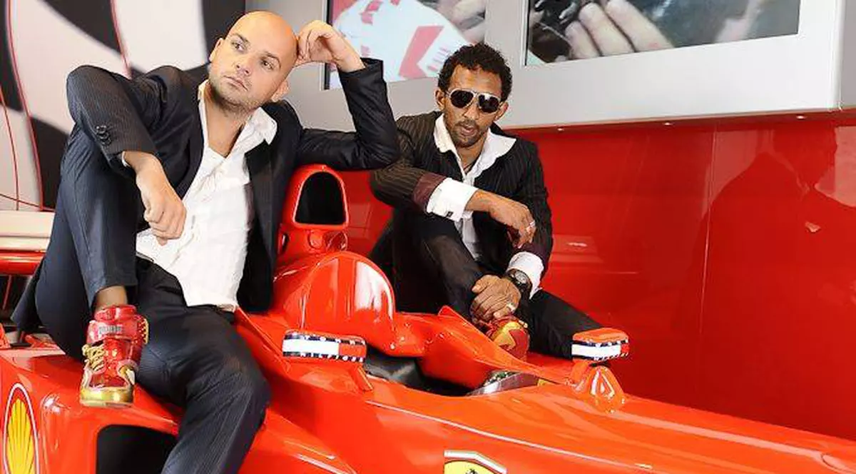 NOU VIDEOCLIP de la Alb Negru. Iată ce V-AU PREGĂTIT cei doi BĂRBAŢI PERFECŢI