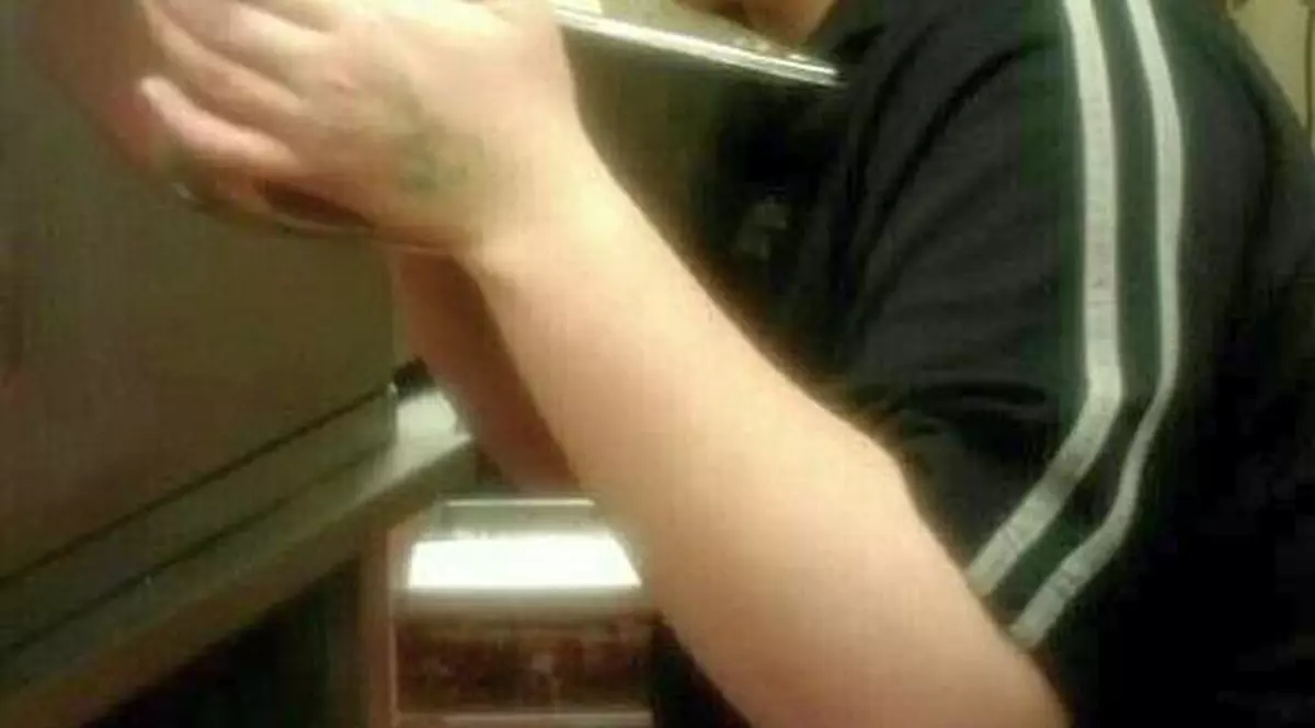 O angajată de la KFC a fost concediată după ce a postat o fotografie pe Facebook - VIDEO