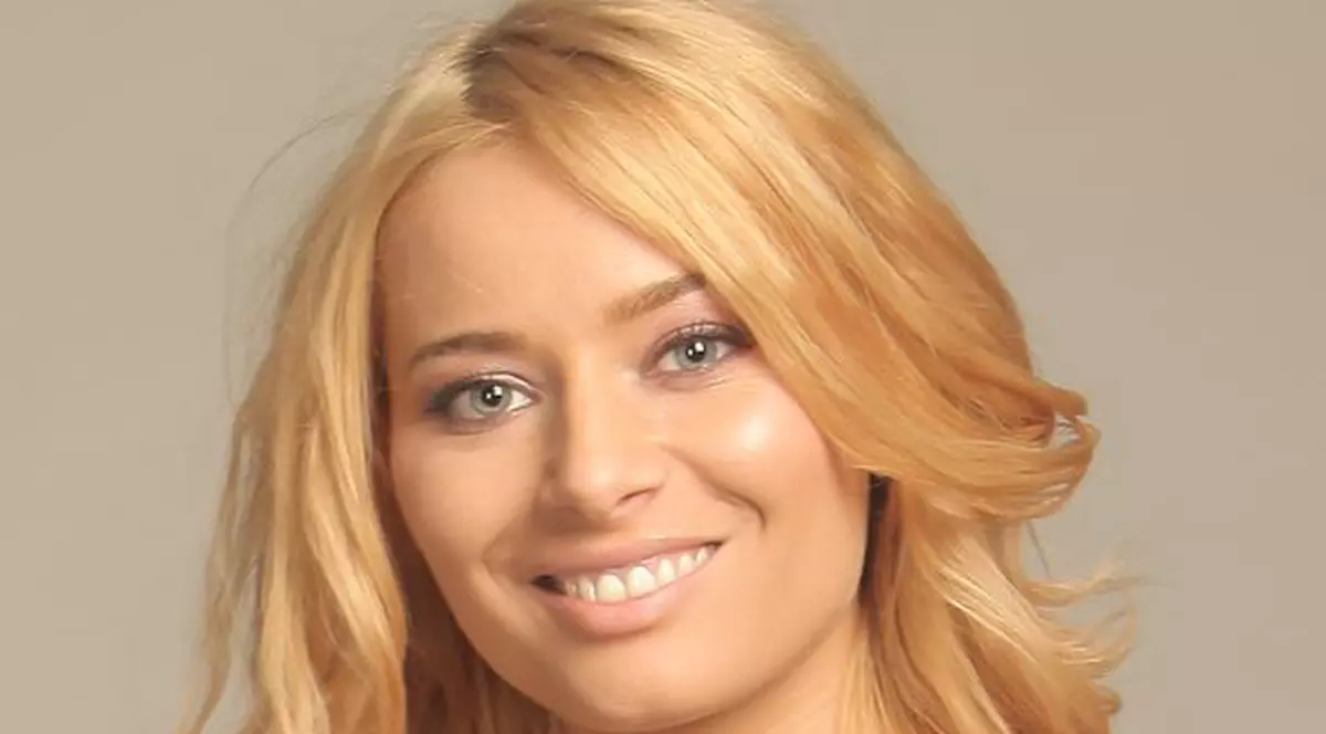 Laura Cosoi a pozat în CHILOȚI, în fața oglinzii