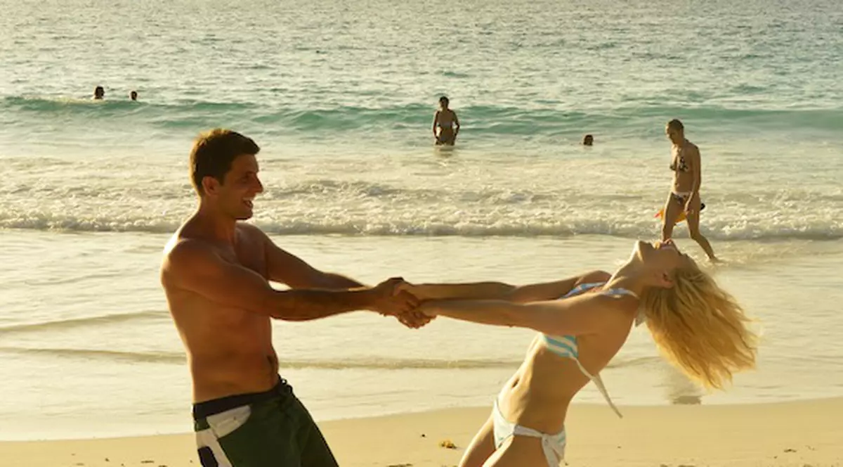 Smiley e ISTORIE! Ce fericită e Laura Cosoi în brațele iubitului ei! | FOTO