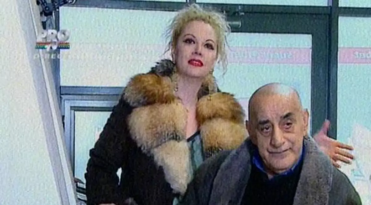 BLĂNURI și MACHIAJ STRIDENT! Uite cum se îmbracă Oana Lis când merge la PĂCĂNELE cu soțul ei!