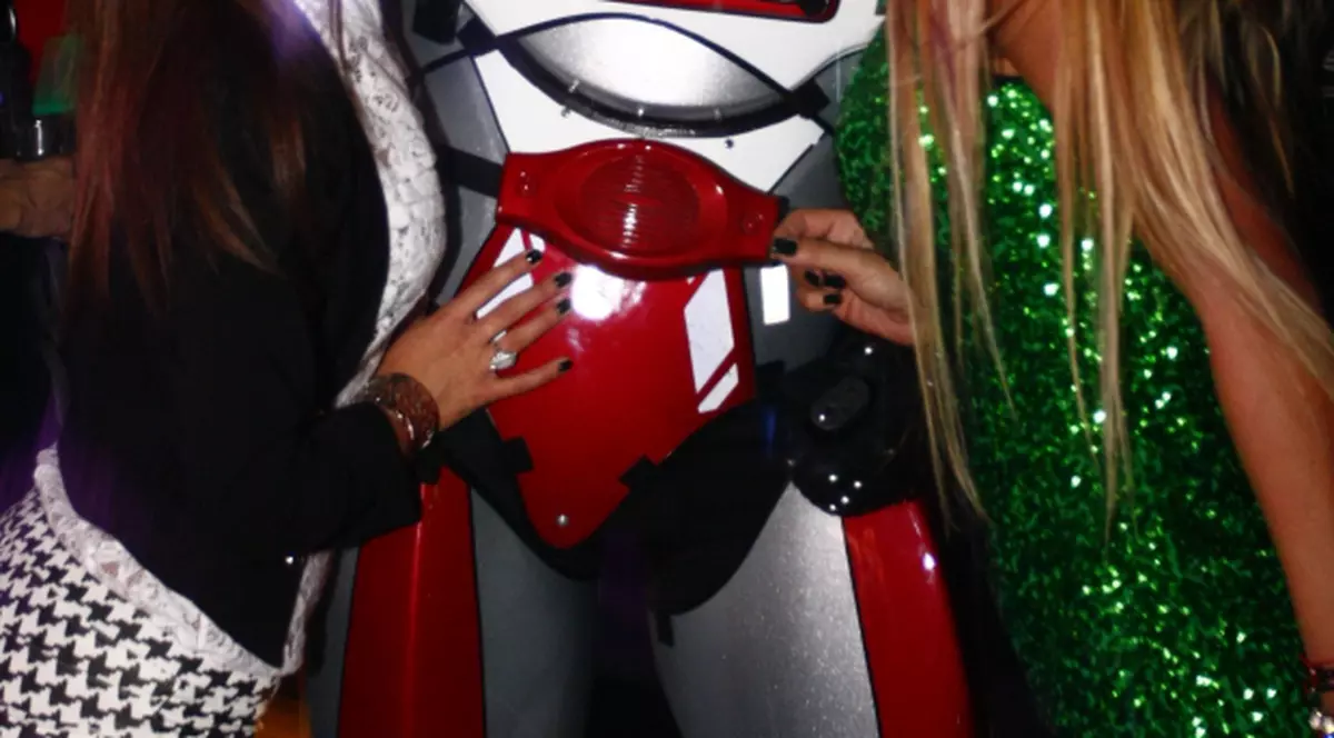 Loredana Chivu ÎNDRĂGOSTITĂ DE UN... ROBOT! Uite cum l-a sărutat focoasa blondă | FOTO