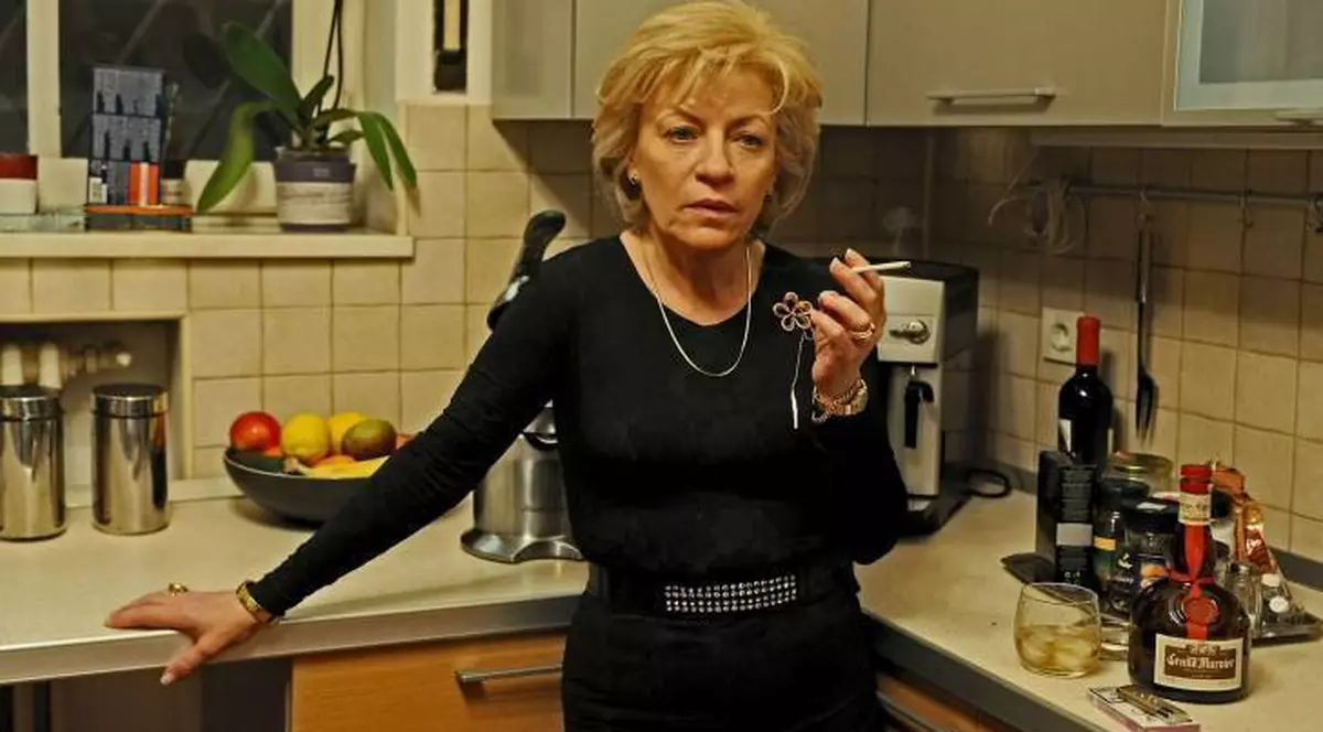 După SUCCESUL răsunător cu rolul din "Poziţia copilului", actriţa Luminiţa Gheorghiu REVINE pE SCENA TEATRULUI!