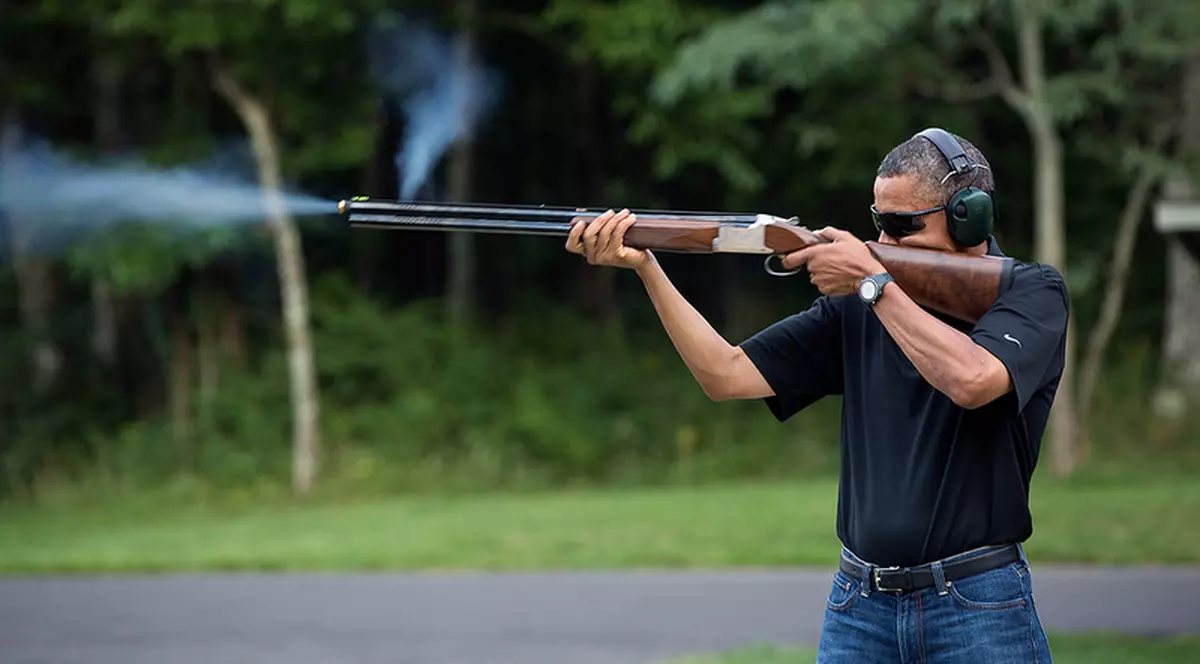 Barack Obama, TRĂGÂND CU PUŞCA! Uite FOTOGRAFIA FĂCUTĂ PUBLICĂ DE CASA ALBĂ