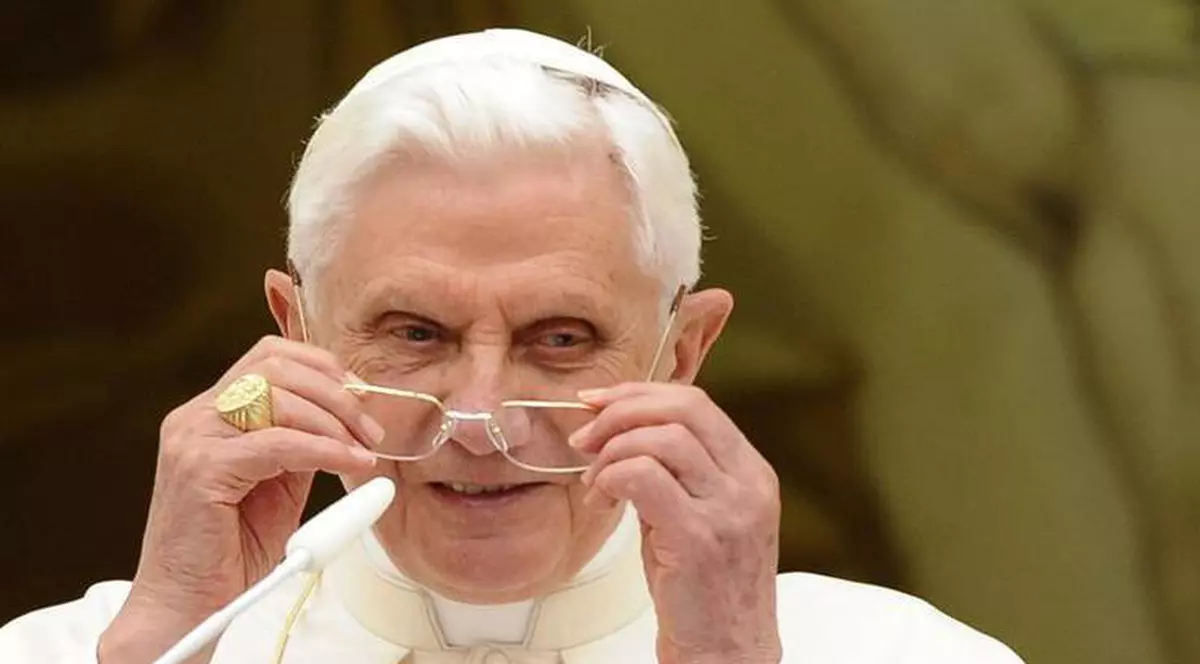 Alte probleme de sănătate pentru PAPA BENEDICT al XVI-lea, pe lângă CANCERUL la CREIER! Vezi cu ce se confruntă!