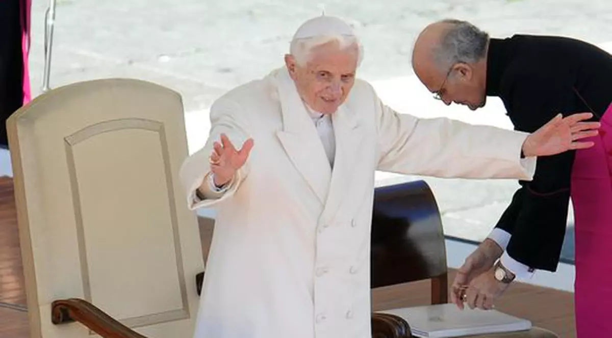 Astăzi Papa Benedict al XVI-lea va coborî de pe tronul Sfântului Petru şi va pleca cu elicopterul. Vezi unde va locui acesta în următoarea perioadă!