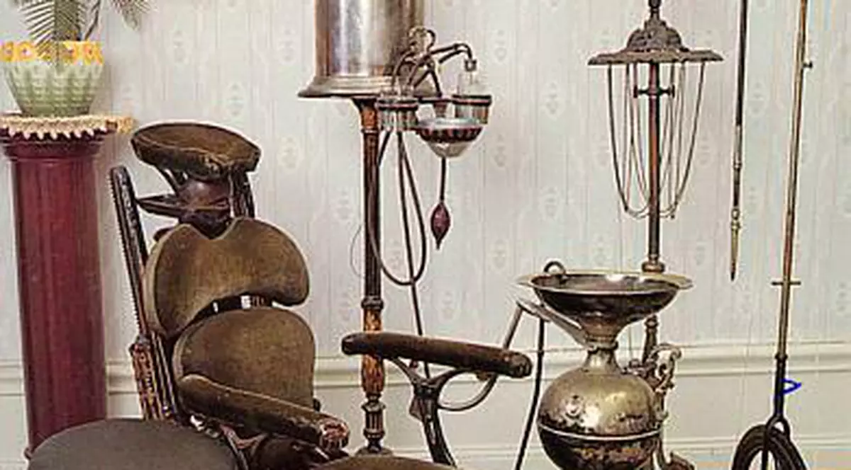 Te-ai mai duce la dentist? Aşa arătau primele scaune ”de tortură”