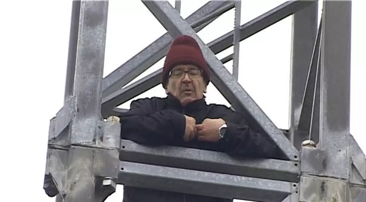 S-a urcat la 60 de metri înălţime la Galaţi, ca să ceară demisia unui parlamentar