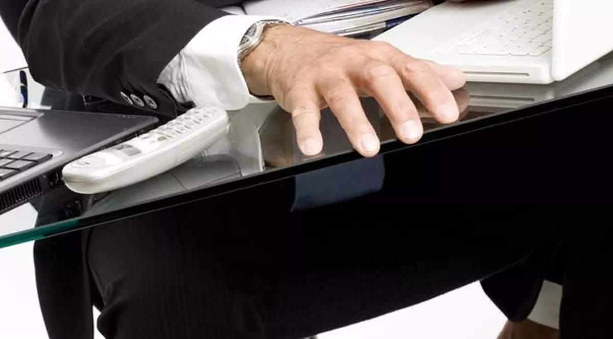 UIMITOR! Ce se întâmplă când un angajat merge RĂCIT la muncă