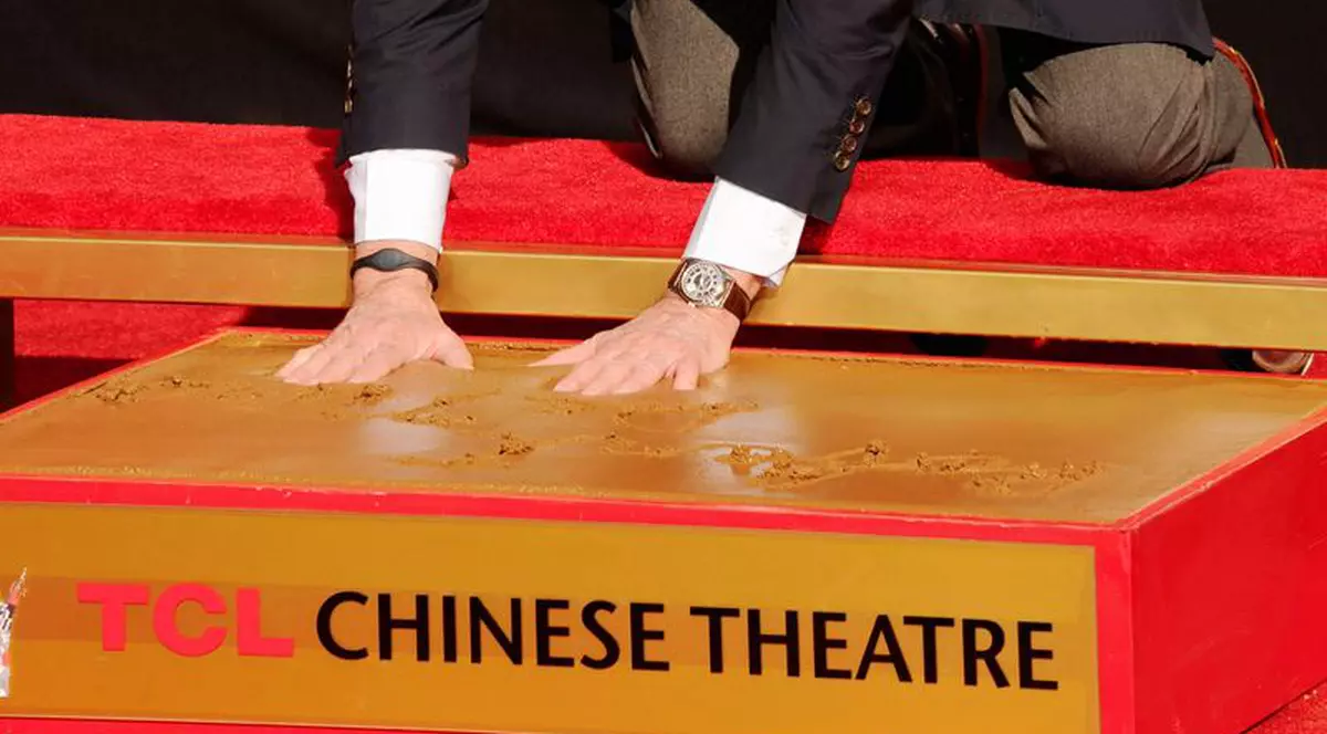 Robert De Niro și-a băgat picioarele și mâinile în cimentul de pe "Walk of Fame" | FOTO