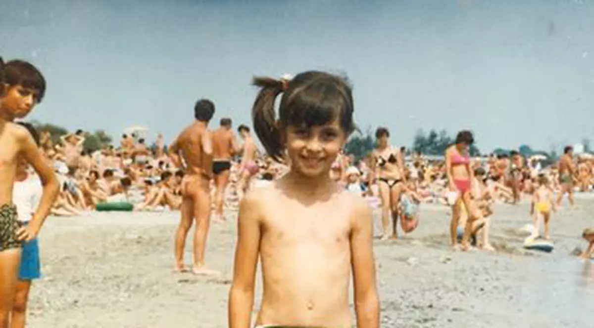 Ce drăgălaşă era Simona Gherghe pe la şapte anişori! Vezi prima fotografie COLOR cu vedeta! | FOTO