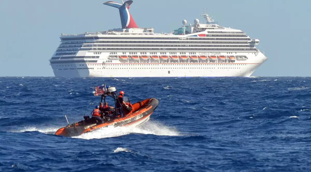 Au dorit o VACANŢĂ DE LUX, însă croaziera lor s-a transformat într-un COŞMAR: "Suntem puşi să urinăm în pungi şi dormim pe punte"