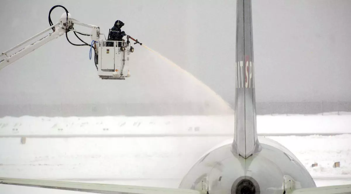 O furtună de zăpadă face ravagii în SUA: mii de zboruri anulate şi sute de şcoli închise